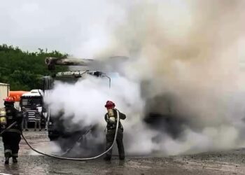 Incendio de un camión en el Parque Industrial
