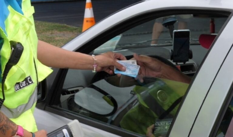 Advierten las penas por conducir con licencias truchas