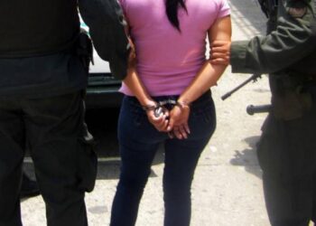 Una chica le cortó la cara a otra y terminó detenida