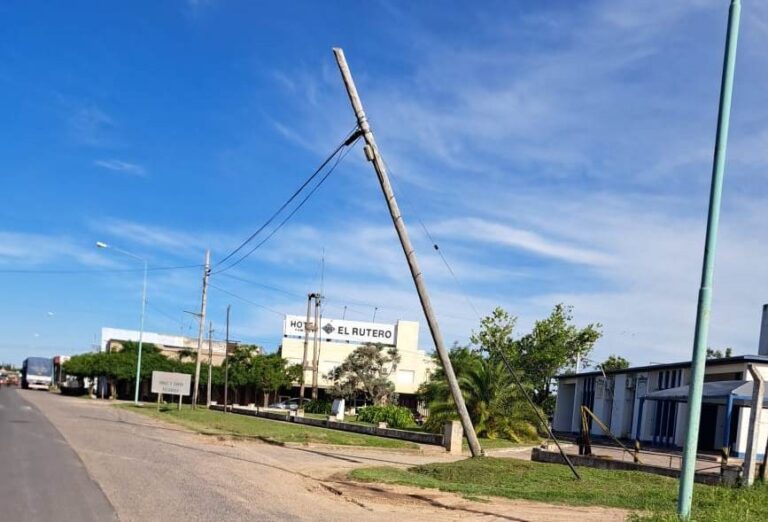 Reiterados reclamos por un poste en riesgo de caer
