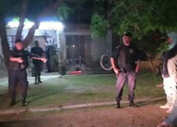 Vecinos se manifestaron frente a la casa de un hombre acusado de abuso