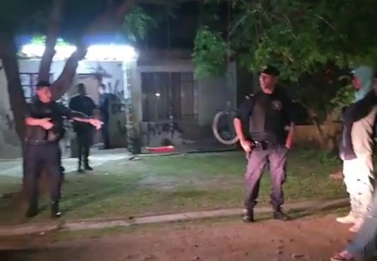 Vecinos se manifestaron frente a la casa de un hombre acusado de abuso ...