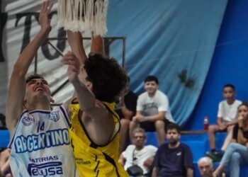 Básquet: Argentino picó en punta en la final