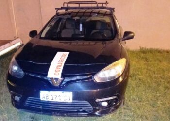 Los pararon para identificarlos y estaba todo mal