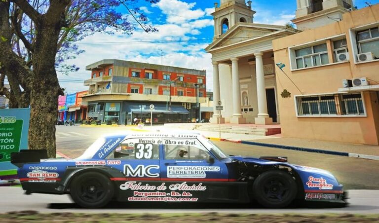 Jura de concejales con autos de carrera