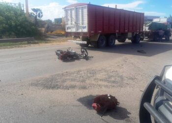 Fuerte choque entre una moto y un camión