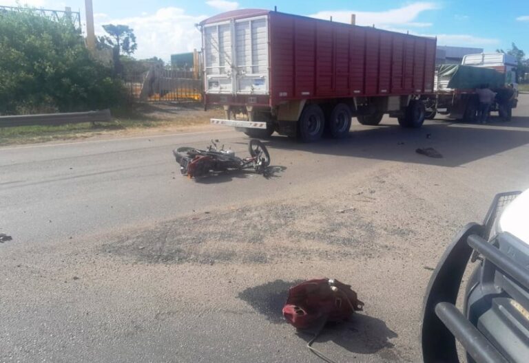 Fuerte choque entre una moto y un camión