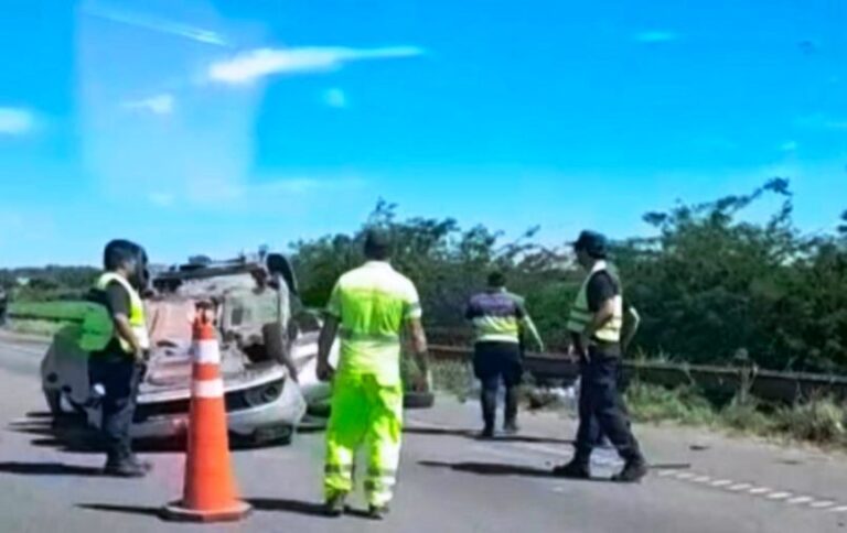 Dos mujeres heridas en un vuelco en San Pedro