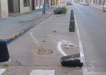 Identifican a una camioneta que chocó bolardos y macetero