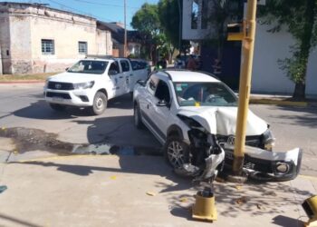 Robo una camioneta pero hizo un desastre manejando y lo detuvieron