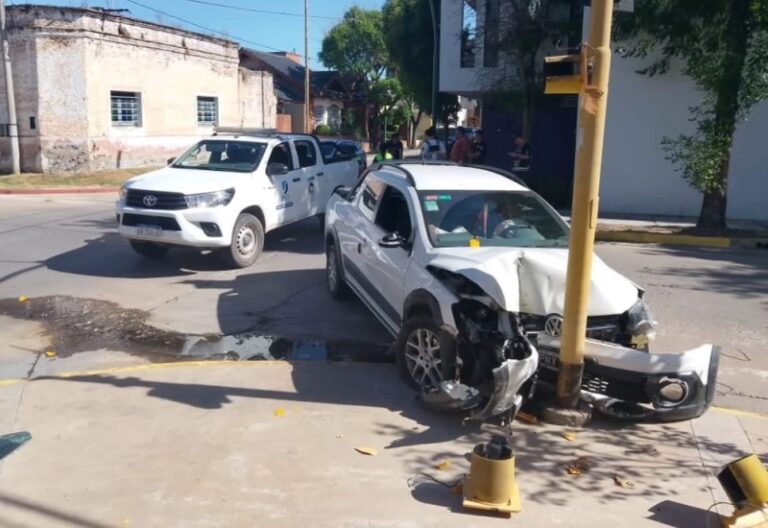 Robo una camioneta pero hizo un desastre manejando y lo detuvieron