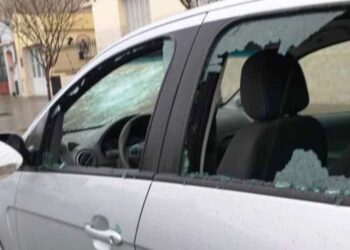 De locos: le rompió el auto porque lo eliminó de un grupo de WhatsApp