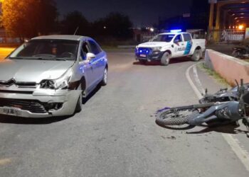 Violento choque entre un auto y una moto