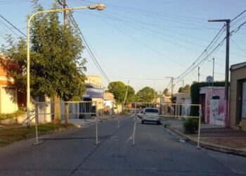Vecinos reclaman por un corte de calle
