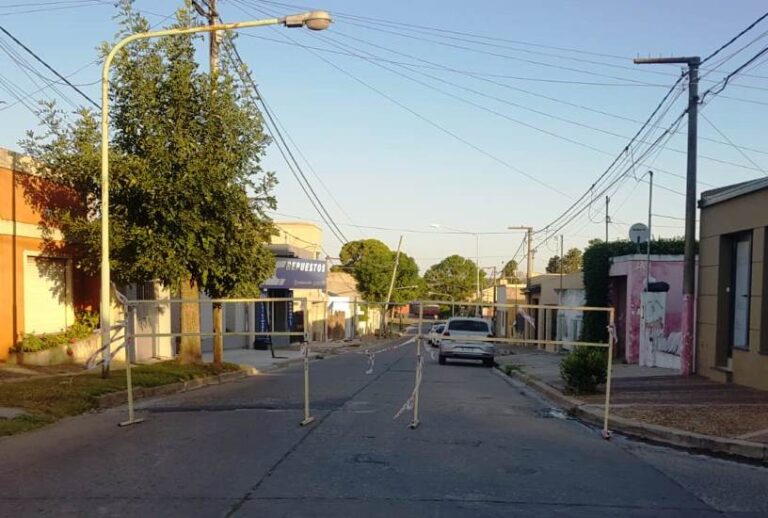 Vecinos reclaman por un corte de calle