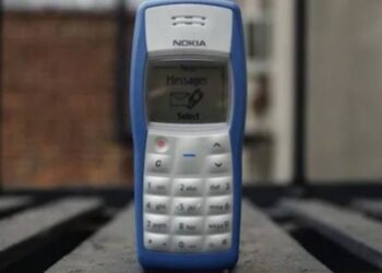 Le robó un incónico celular al tío y lo denunciaron