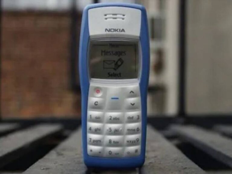 Le robó un incónico celular al tío y lo denunciaron