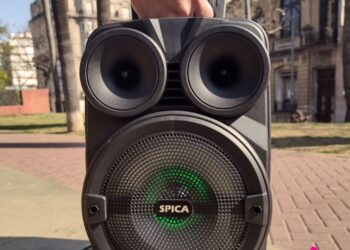 Por un parlante, la amenazó con prenderle fuego la casa