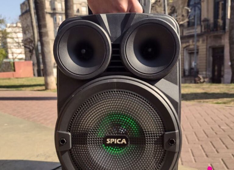 Por un parlante, la amenazó con prenderle fuego la casa