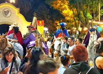 Arrecifes se sorprendió con la llegada de cuatro Reyes Magos