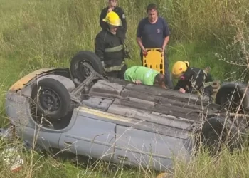 Volcó en la autopista 8 y quedó varias horas atrapado en el auto