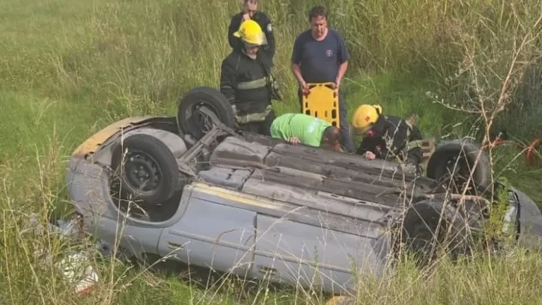 Volcó en la autopista 8 y quedó varias horas atrapado en el auto