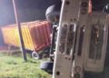 Volcó un camión cargado de pollos sobre ruta 8, en Villa Sanguinetti