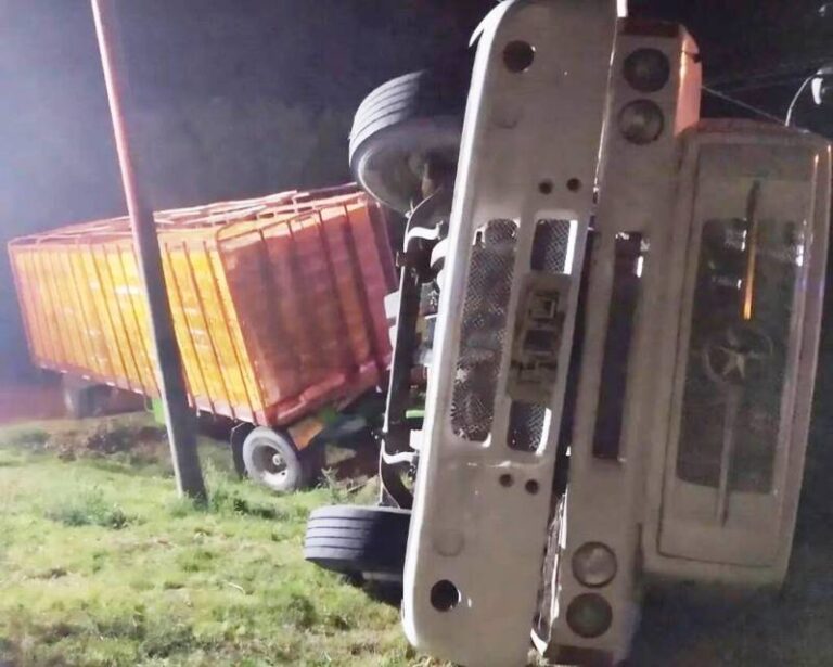 Volcó un camión cargado de pollos sobre ruta 8, en Villa Sanguinetti