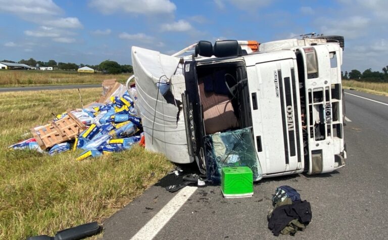 Volcó un camión en la autopista 8