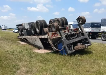 Otro vuelco de un camión en la autopista 8
