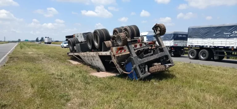 Otro vuelco de un camión en la autopista 8