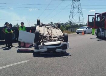 Una mujer y sus hijas resultaron heridas en despiste y vuelco en Ramallo