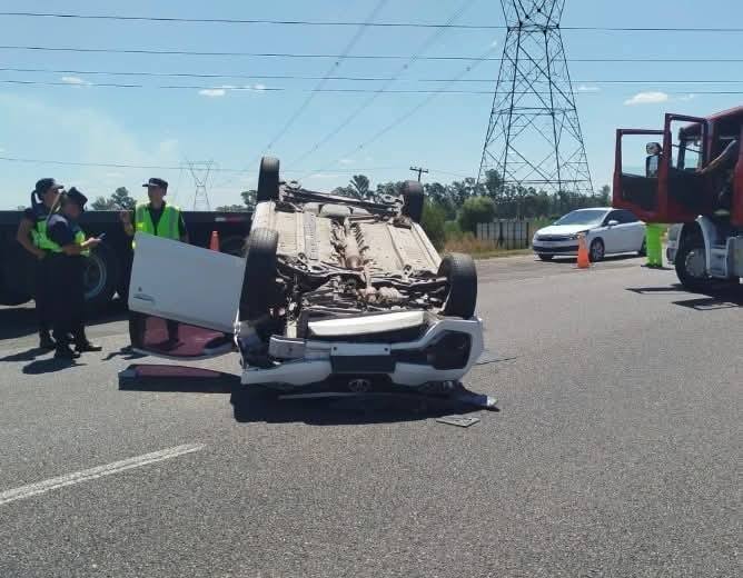 Una mujer y sus hijas resultaron heridas en despiste y vuelco en Ramallo