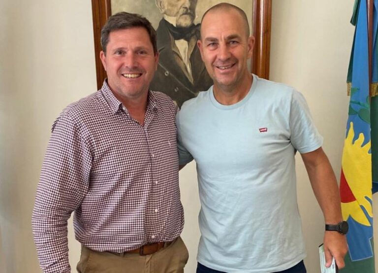 Bouvier entregó un subsidio al Centro Conín Arrecifes