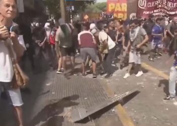 Incidentes frente al Congreso: piden “incendiar el país” e “ir a buscar a los senadores”