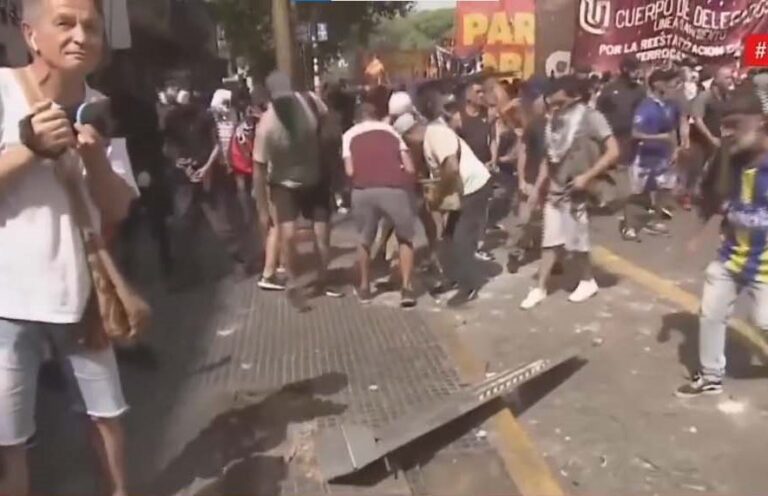 Incidentes frente al Congreso: piden “incendiar el país” e “ir a buscar a los senadores”