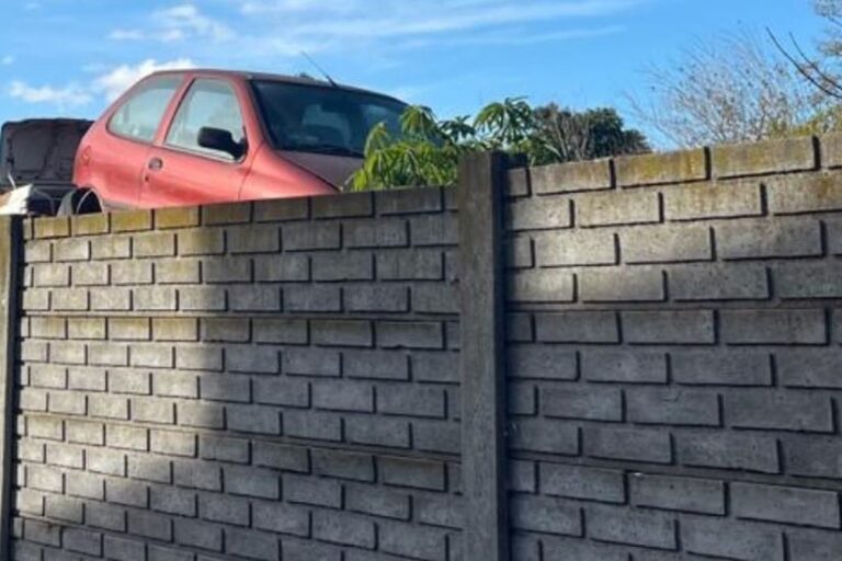 Vecinos de Todd vuelven a reclamar por el riesgoso depósito de autos