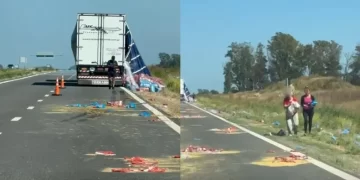 A un camión se le cayó la carga de fideos y se los afanaron