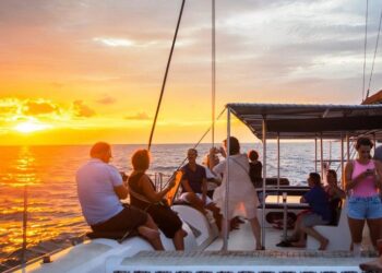 Sunset en catamarán de Cata Wine: caída del sol desde el río