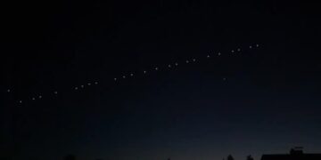VIDEO. Qué es la fila de luces que cruzó anoche el cielo de Arrecifes