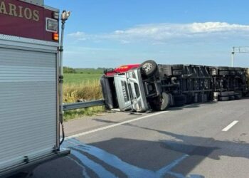 Trágico vuelco en la autopista 8: falleció un camionero