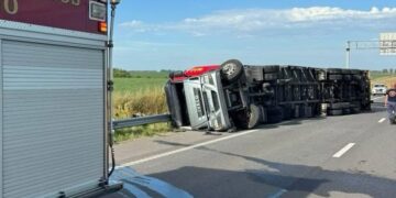 Trágico vuelco en la autopista 8: falleció un camionero