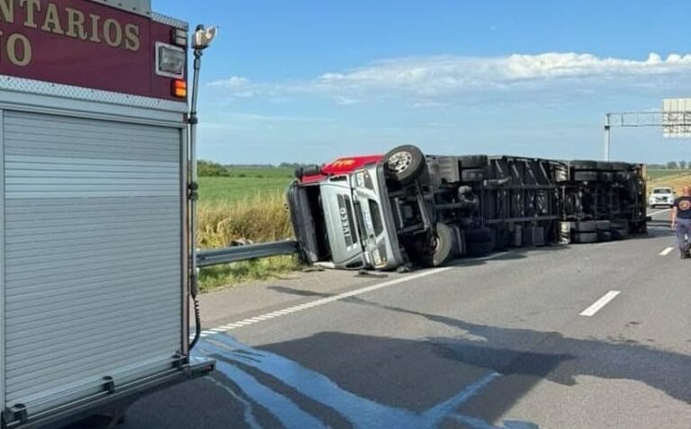 Trágico vuelco en la autopista 8: falleció un camionero