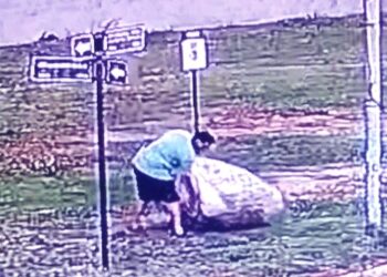 Reclamo de funcionario por arrojar basura en la vía pública