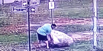 Reclamo de funcionario por arrojar basura en la vía pública