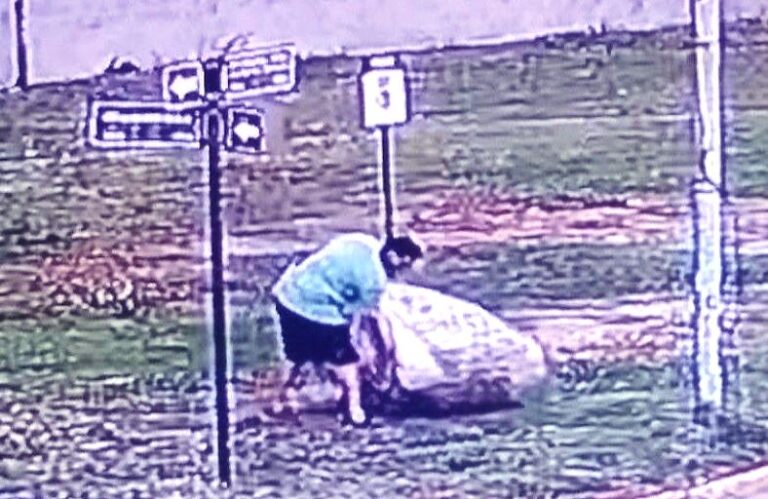 Reclamo de funcionario por arrojar basura en la vía pública