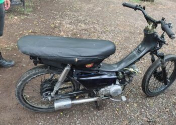 Agarraron a dos motociclistas que intentaron escapar y uno la quiso tirar al río