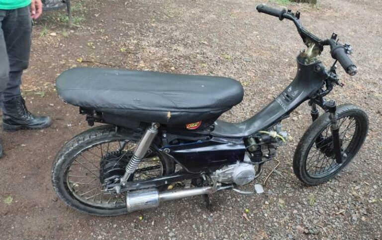 Agarraron a dos motociclistas que intentaron escapar y uno la quiso tirar al río