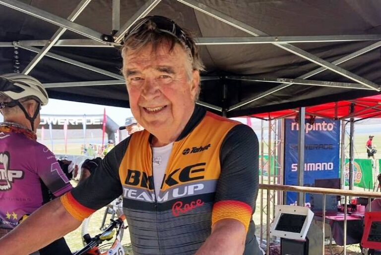 Murió un reconocido ciclista en un accidente en la autopista 8