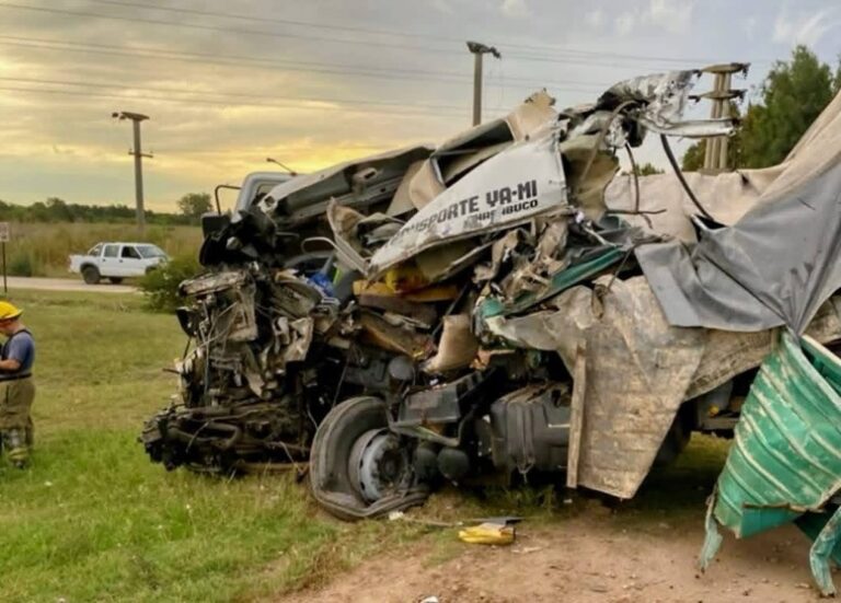 Impactante choque de camiones con consecuencia fatal